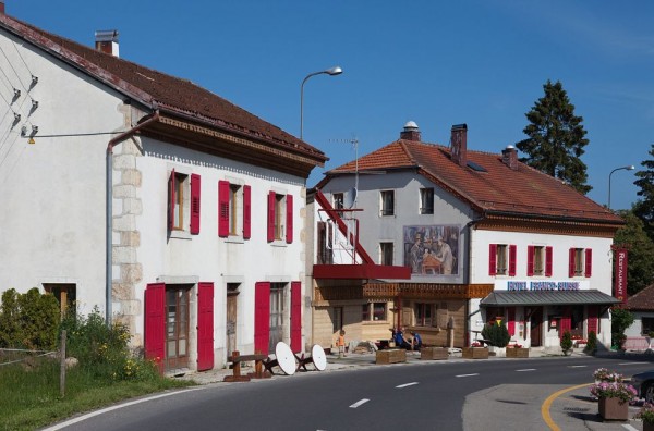 Hoteles con encanto-Hoteles Extravagantes-La Cabeza en Francia, los pies en Suiza