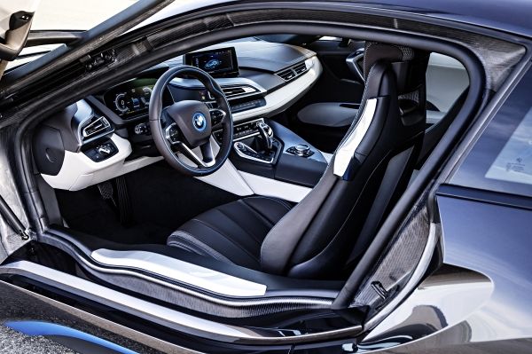 El BMW i8 tiene un interior convencional. Con un deportivo ambiente, pero con el cuidado aspecto de BMW 201309-P90133089-zoom-orig