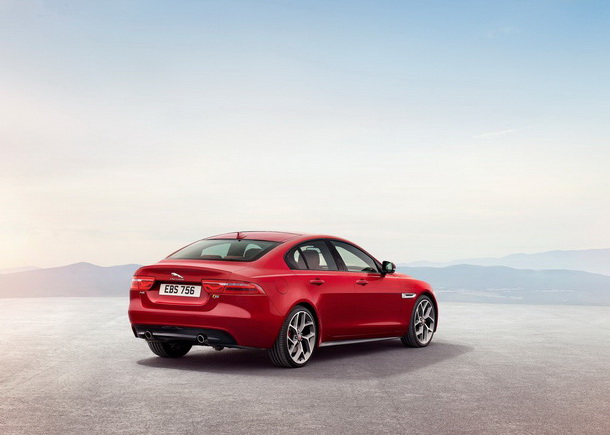 Jaguar-XE_S_2016_1024x768_wallpaper_0b