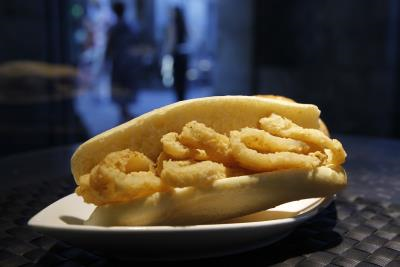 Bocadillo calamares, un clásico de muchos bares de Madrid. Foto: EFE / Paolo Escolar.