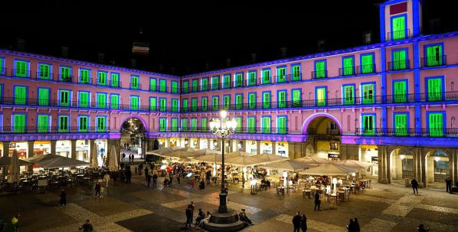 La Plaza Mayor de Madrid vestida de noche. Foto: esmadrid.com