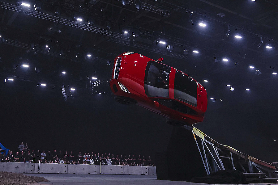 El nuevo Jaguar E-PACE entra en el libro Guinness de los récords con un espectacular giro de 270º horizontal