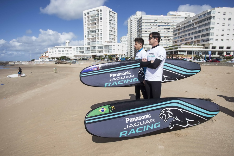 Los pilotos de Panasonic Jaguar Racing surfean con tablas recicladas