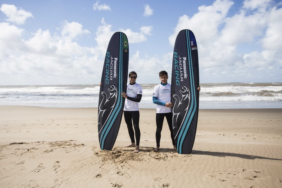 Los pilotos de Panasonic Jaguar Racing surfean con tablas recicladas