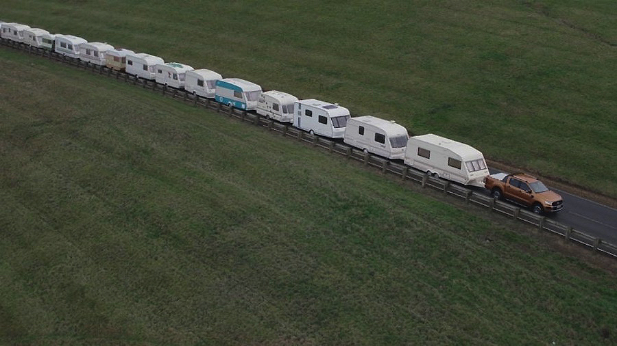 El Ford Ranger remolca un "tren" de 15 caravanas