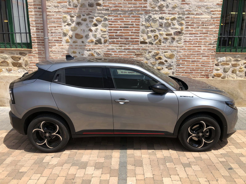 Alfa Romeo Junior Ibrida: Diseño audaz con corazón híbrido y alma Italiana