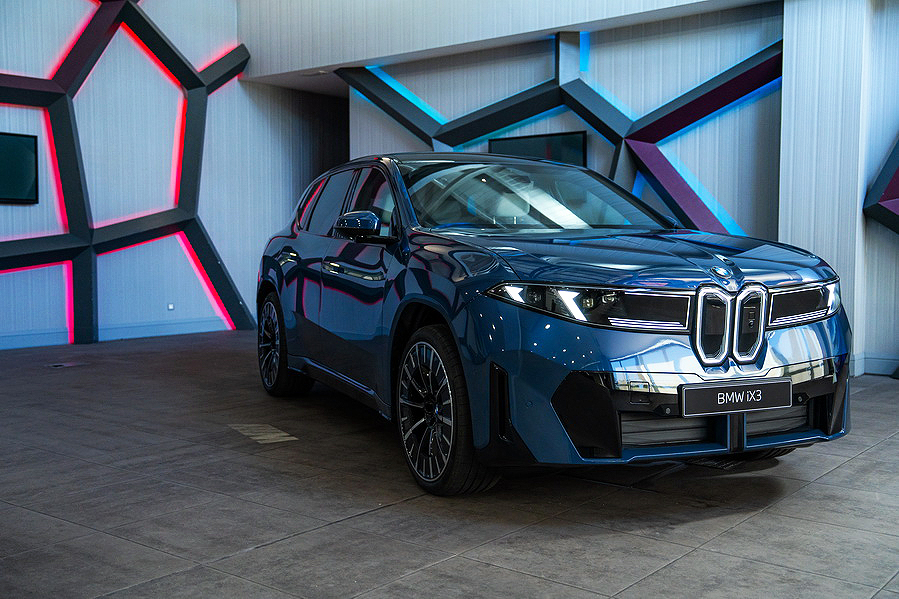 Ya hay precio para el nuevo BMW iX3 50 xDrive, un eléctrico "espacial"
