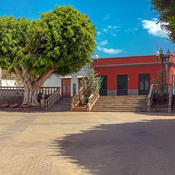 Guía de Isora, pueblo de Tenerife que se ve escuchando un podcast mientras paseas