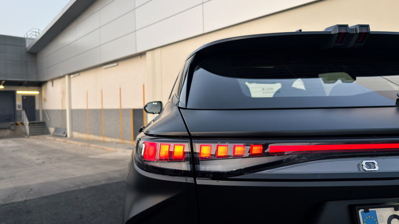 Probamos el Omoda 9 SHS: un modelo que "incOMODA" a sus rivales