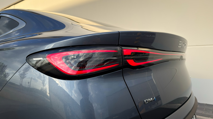 Aquí tienes el resumen: --- El BYD Seal 6 DM-i presenta un diseño fluido inspirado en el mar, con una delantera minimalista dotada de entrada de aire activa y faros LED que transmiten madurez tecnológica. Con 4,84 metros de longitud y una distancia entre ejes de 2,79 metros, se posiciona en el segmento D junto al Volkswagen Passat eHybrid y el Skoda Superb iV, aunque con una silueta más baja y aerodinámica. Las llantas de hasta 18 pulgadas, la línea de cintura elevada y los pilotos traseros en doble "C" unidos por una banda luminosa completan un conjunto deportivo y equilibrado.