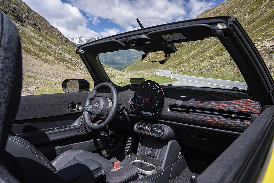 El descapotable con alma de circuito: MINI John Cooper Works Cabrio