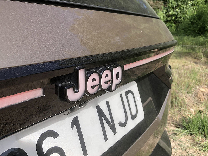Al volante del Jeep Compass Summit e-Hybrid 145 CV, subir de nivel