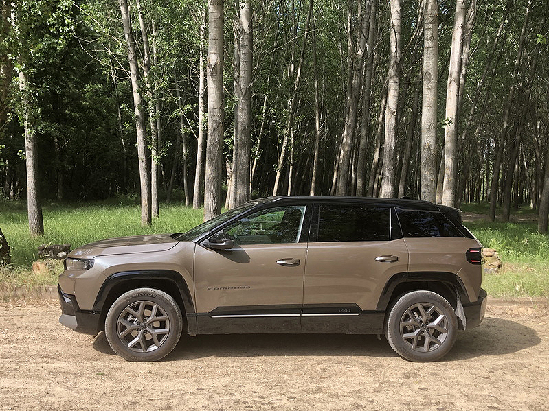 Al volante del nuevo Jeep Compass e-Hybrid 145 CV, subir de nivel