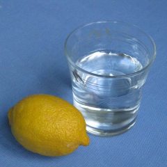 Agua helada con limón