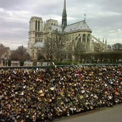 Proponen prohibir los “candados del amor” en París