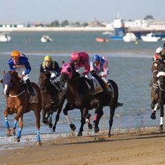 Carreras de caballos en la playa de Sanlúcar de Barrameda (Cádiz)