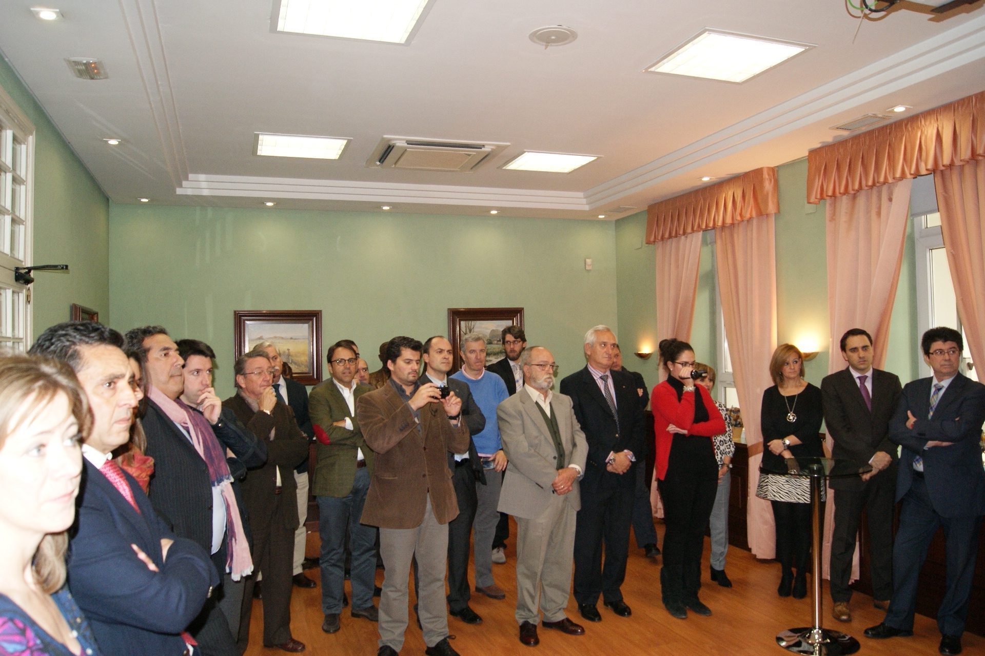 Los asistentes al acto escuchan las palabras del presidente de CEA