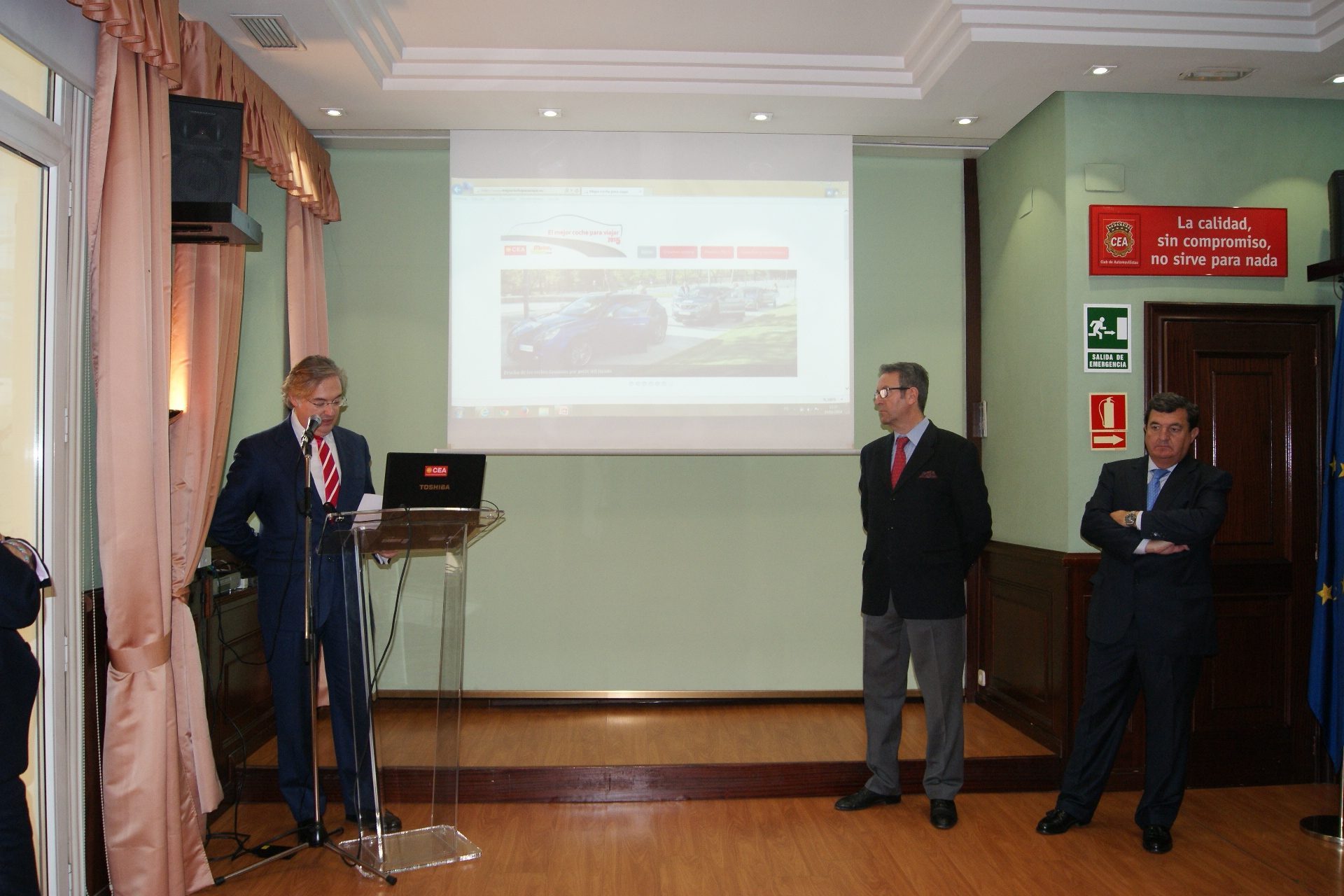 Sergio Domínguez e Ignacio de Lucas, editores de Motor y Viajes, escuchan a Rafael Fernández Chillón, presidente de CEA