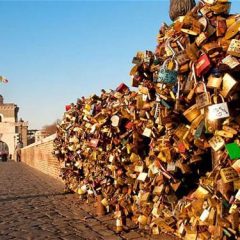 Venecia pide a los turistas que no pongan candados del amor