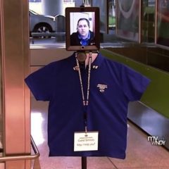 Un robot con cabeza de iPad atiende a los pasajeros en el aeropuerto de Indianápolis