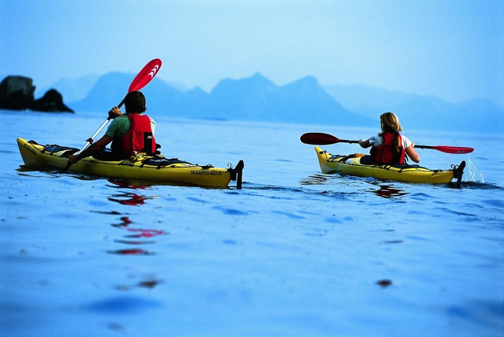 Kayak en Islas Lofoten, Noruega. Foto. Terje Rakke/Nordic life-Visitnorway.com