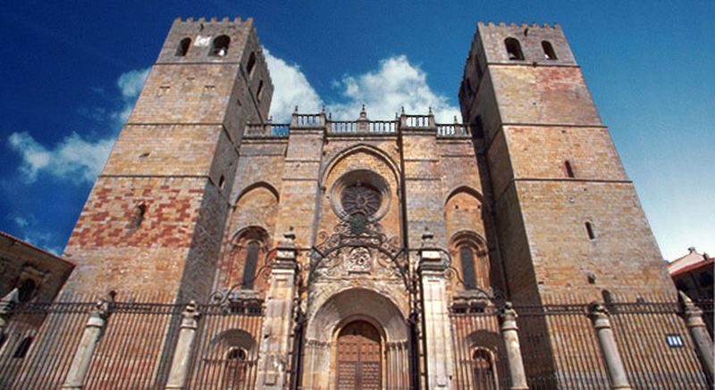 Fachada principal de la Catedral. Foto: lacatedraldesiguenza.com