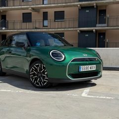 MINI Cooper SE Classic Eléctrico: Esencia vintage con un corazón a baterías